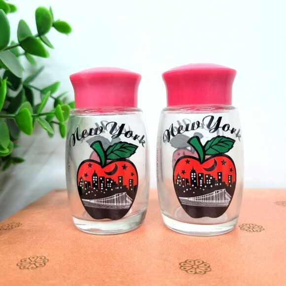 Vintage New York “Big Apple” Salt & Pepper Shakers 🌆🍎 - Picture 3 of 7